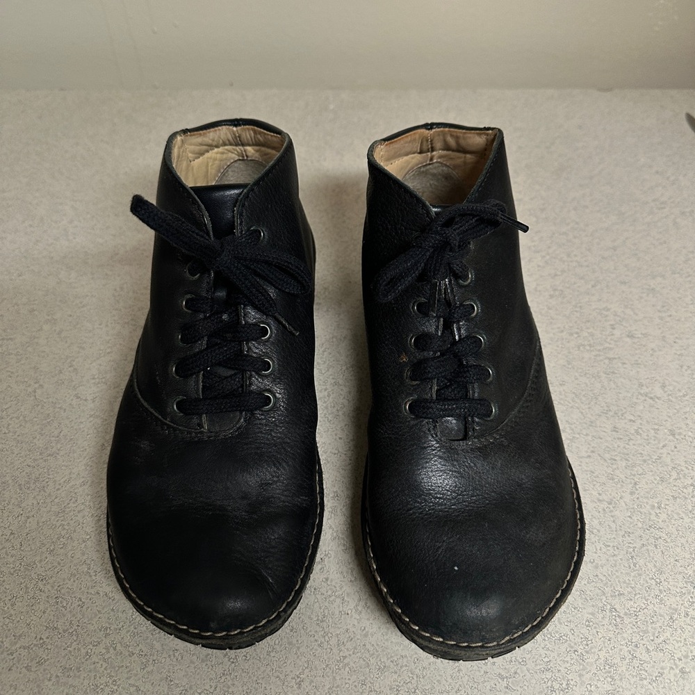 Walky Classic Black Leather women’s  Shoes size 6.5